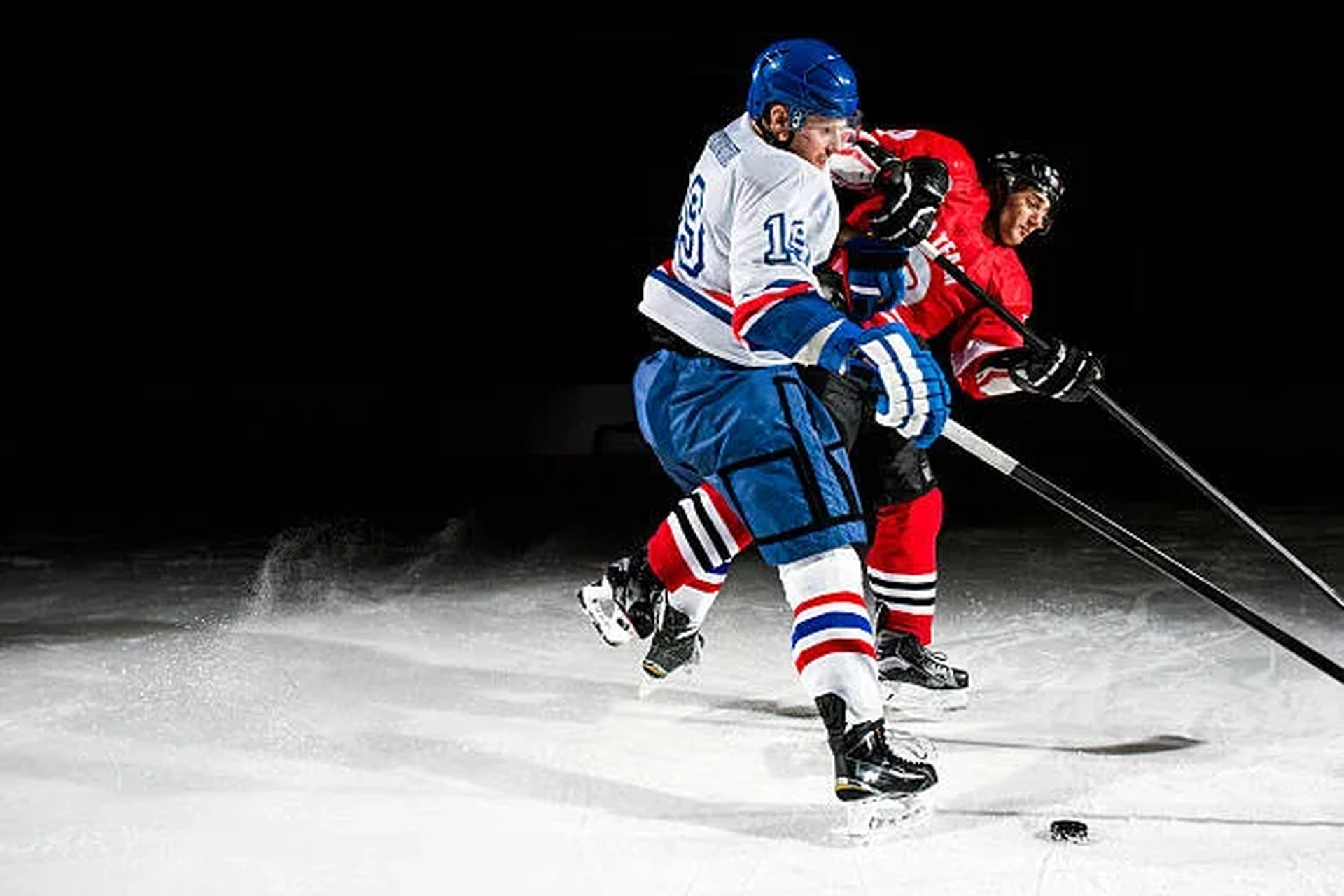 亚洲娱乐 | 柔道体育赛事服务平台冰球运动员带球突破防守